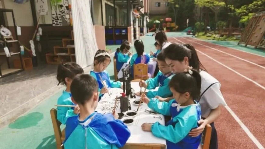 二四六蓝月亮开奖大全全年资料,00后女生大学毕业职业代扫墓,展开解析落实_储蓄版V14.13